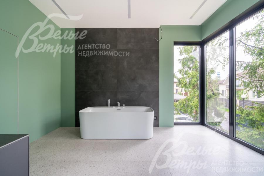 Ванная мастер-спальни с панорамным остеклением, есть зона душевой