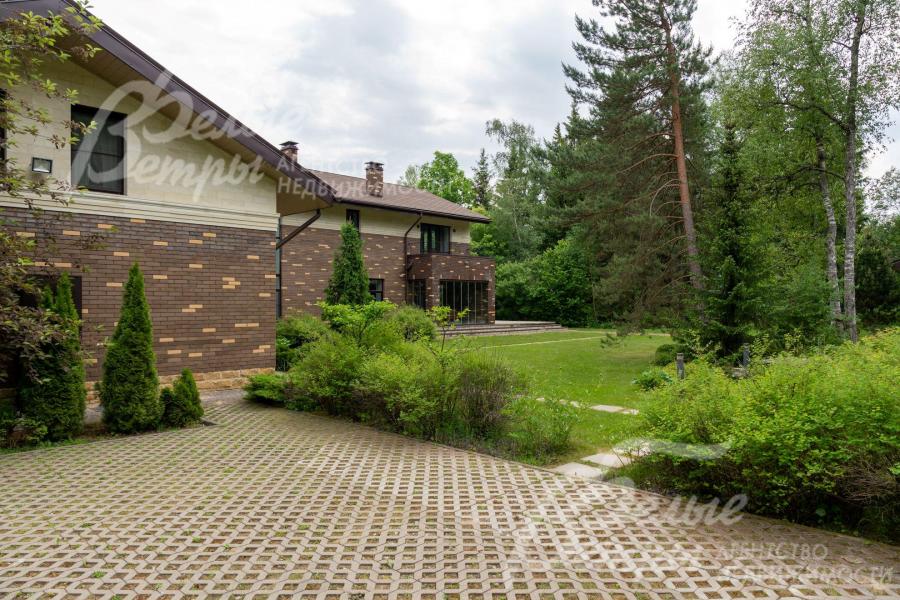 Всего на участке сотки деревьев и цветущих растений. 