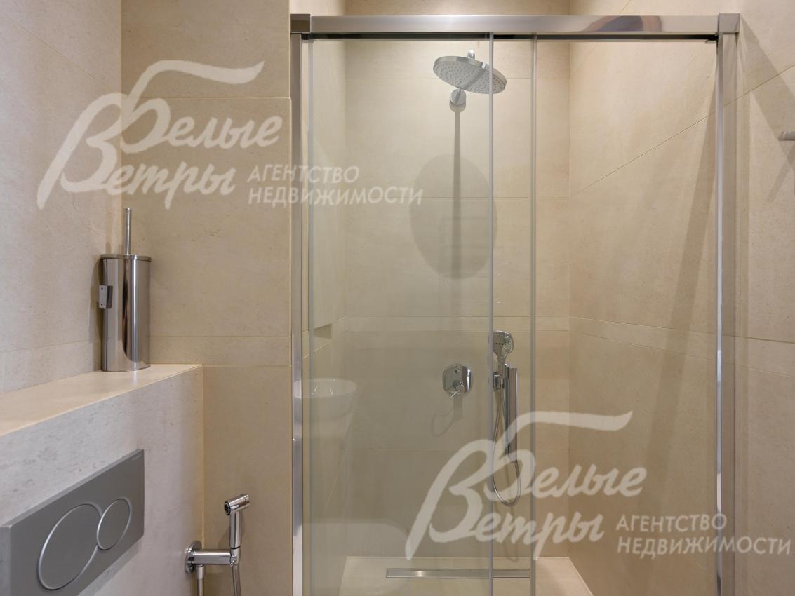 Общий санузел с душевой кабиной