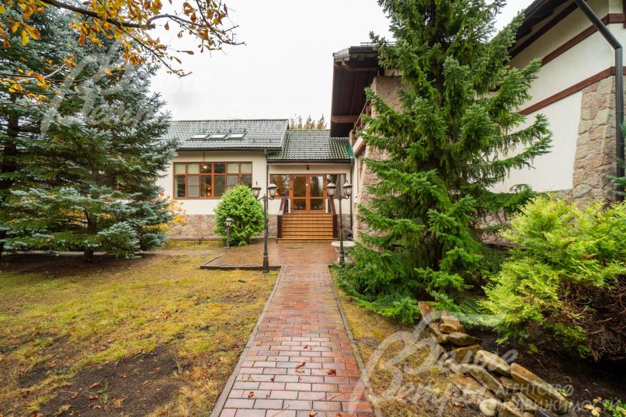 На участке высажены взрослые хвойные деревья, можжевельники, березы, клены, каштан, дуб, плодовые деревья