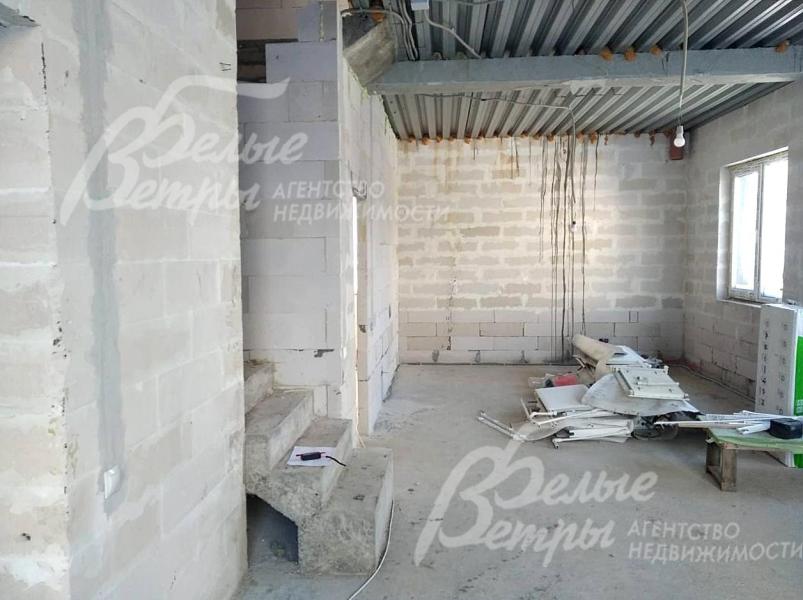 Выполнены разводка отопления, лучевая система водоснабжения, канализация, электричество (3 точки на комнату)