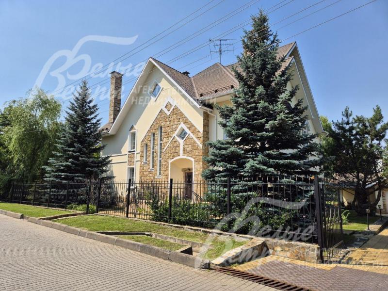 Дом в классическом стиле в строго охраняемом поселке. 