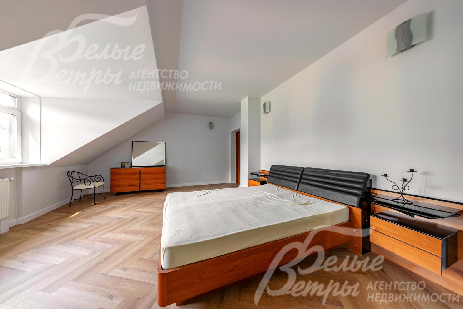 Продуманная планировка спальни с окном напротив кровати обеспечивает оптимальное освещение и визуальную гармонию