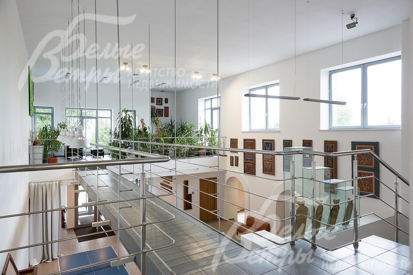 Холл в Клубном доме с огромной открытой террасой для принятия солнечных ванн.