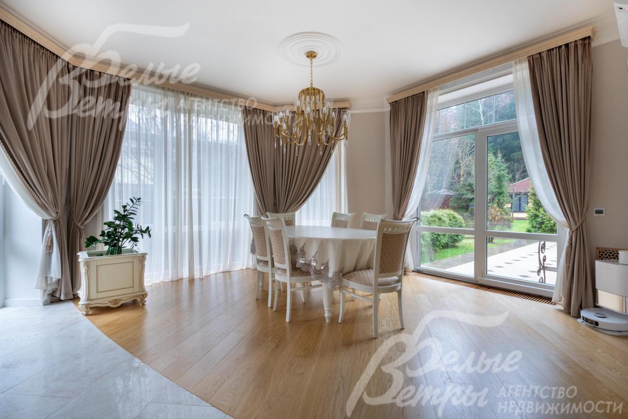 На кухне - обеденная группа на 6 персон и большое окно с видом на участок