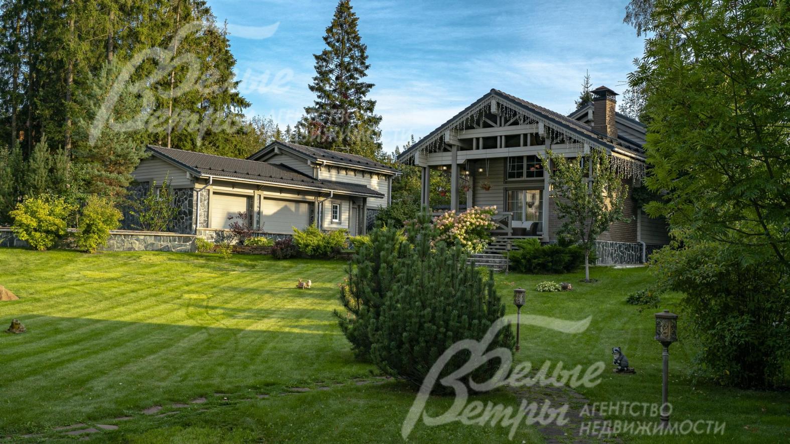 Высажено множество декоративных кустарников, есть дорожки и уличное освещение