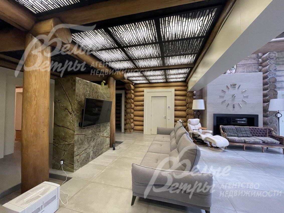 Зона ТВ в гостиной со стеной из мрамора.