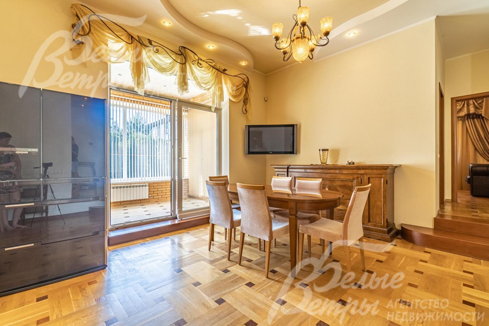 Зона столовой с обеденной группой 