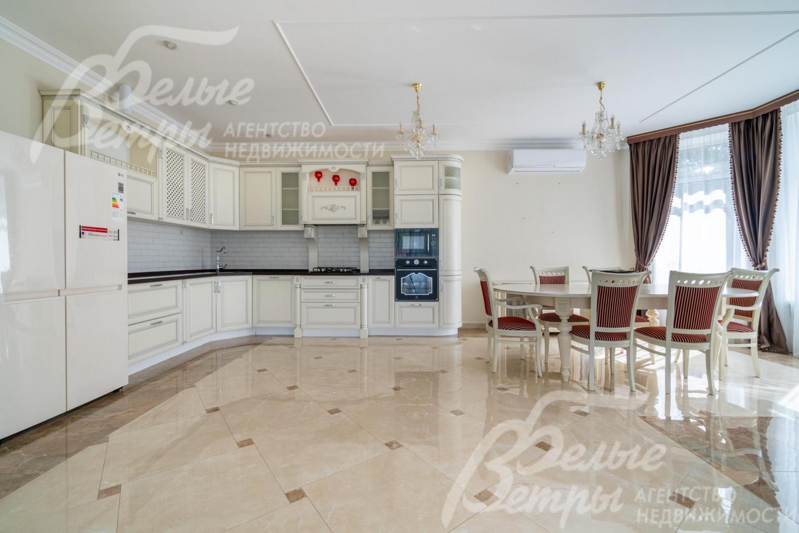 Кухонный гарнитур из массива ольхи со встроенной техникой