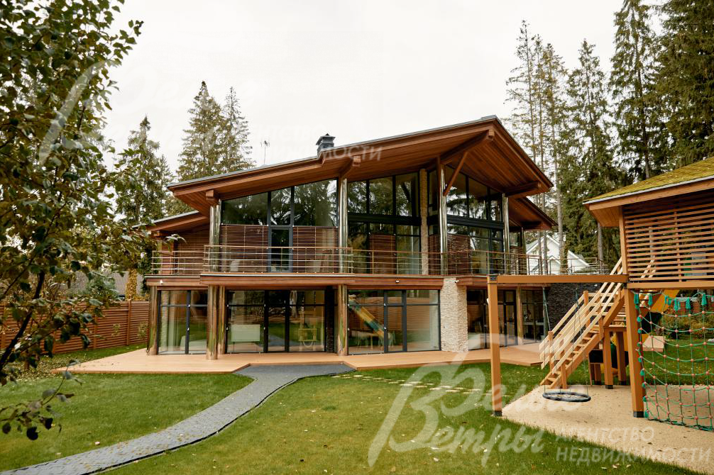 Дом облицован лиственницей, искусственным камнем под сланец и элементами из нержавейки