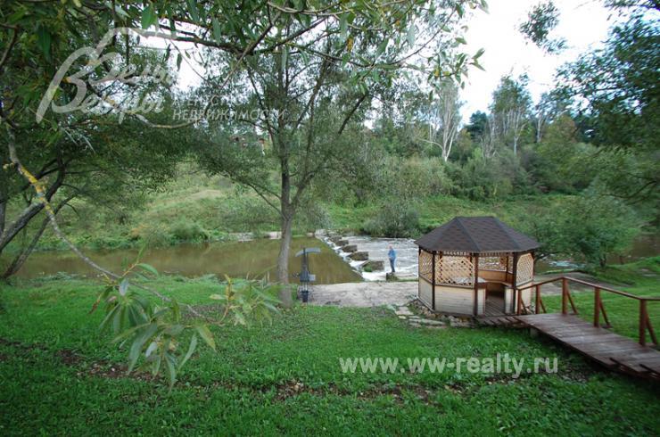 Набережная реки Пахра в районе плотины на территории поселка