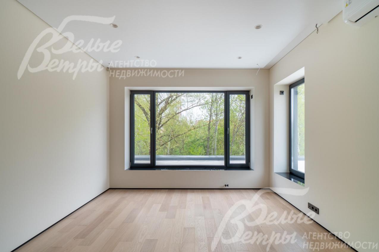 Выполнена отделка "под ключ" из дорогостоящих материалов, в светлых тонах с яркими тёмными акцентами