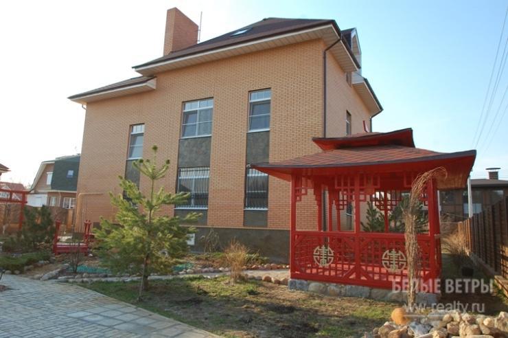 Дом и беседка