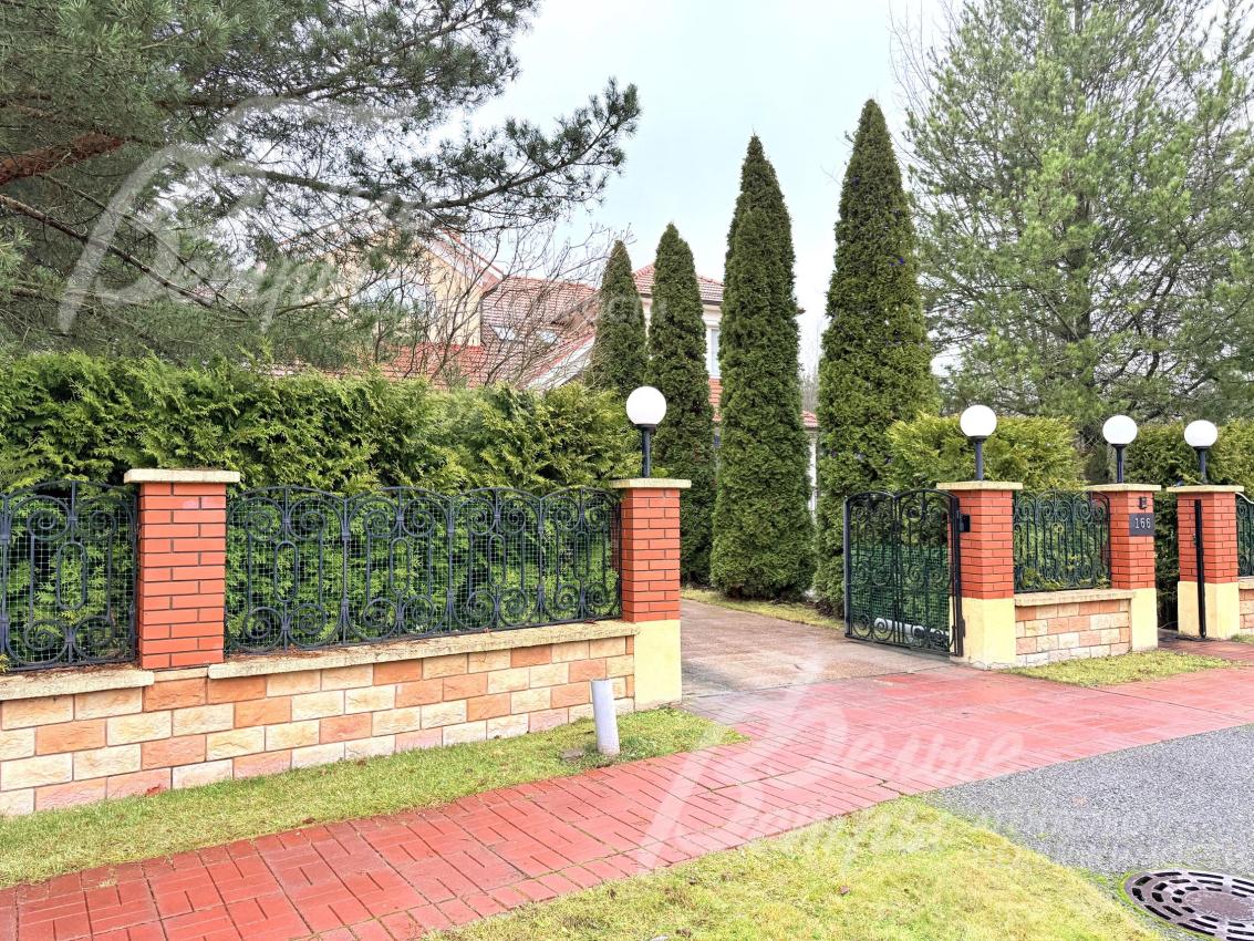 Фасадное ограждение: кирпичные колонны со сварными секциями из квадратного прутка