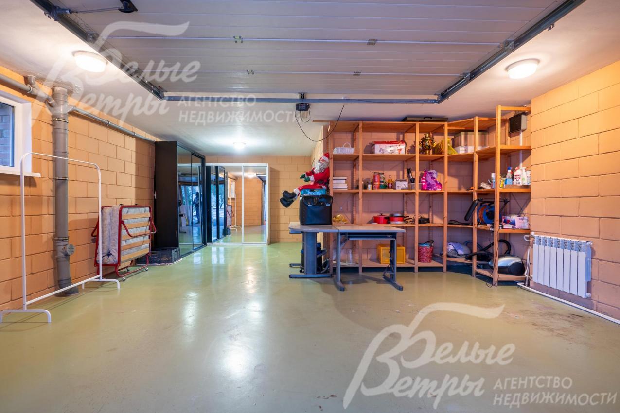 В доме - жилой цокольных этаж с гаражом и просторным кабинетом