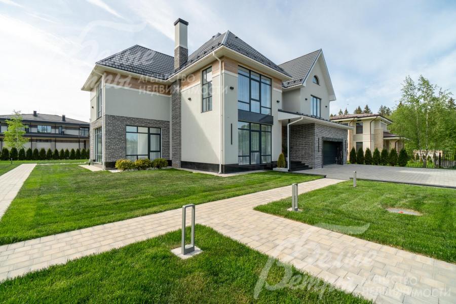 Участок находится в середине коттеджного посёлка