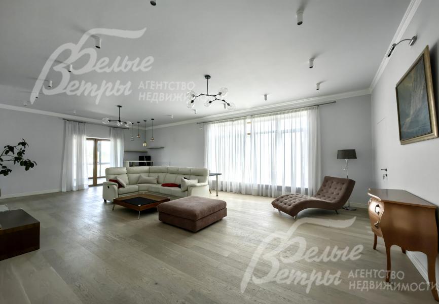 Панорамные окна в гостиной второго этажа