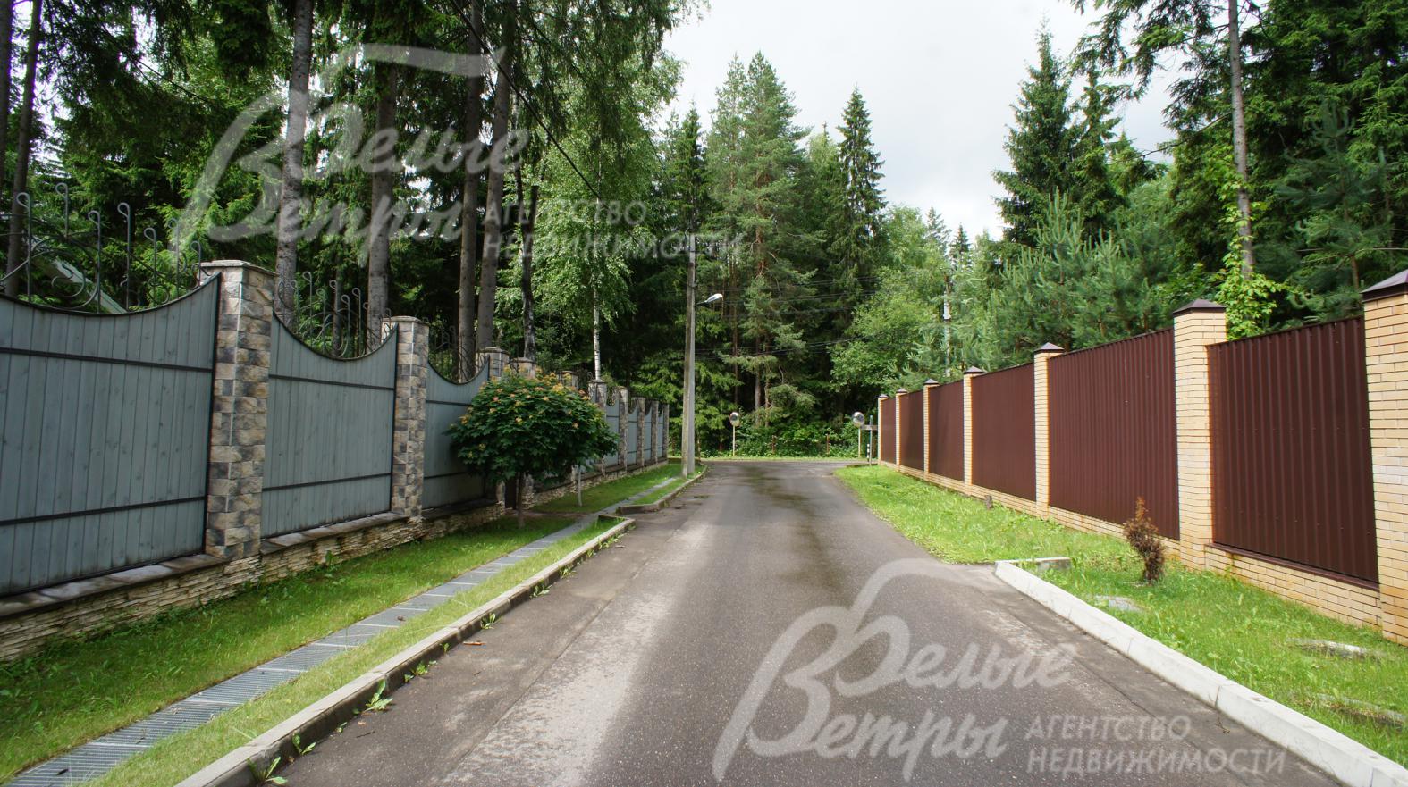 Широкая дорога в поселке ВИК