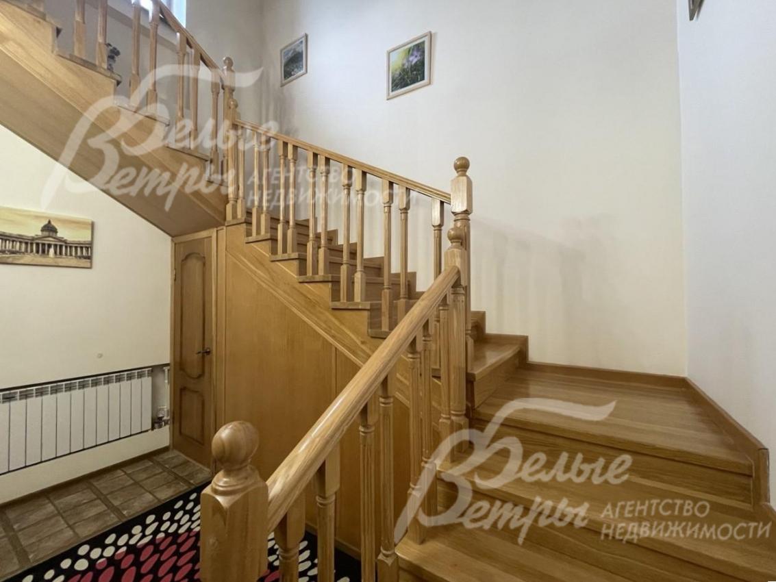 Широкая дубовая лестница.