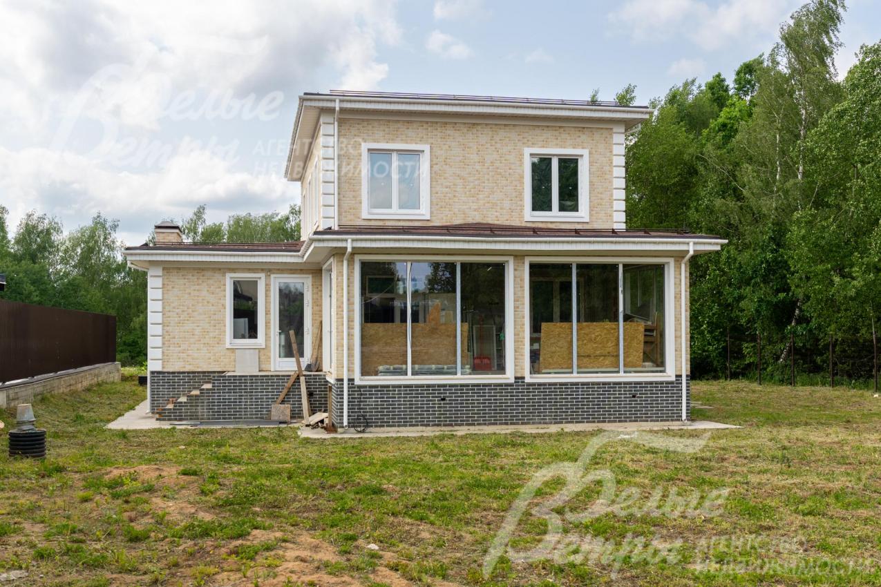 Стены дома облицованы термопанелями