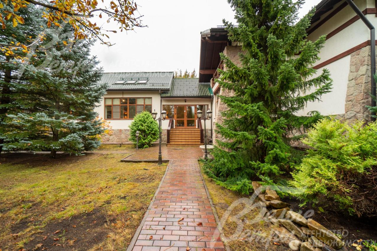 На участке высажены взрослые хвойные деревья, можжевельники, березы, клены, каштан, дуб, плодовые деревья