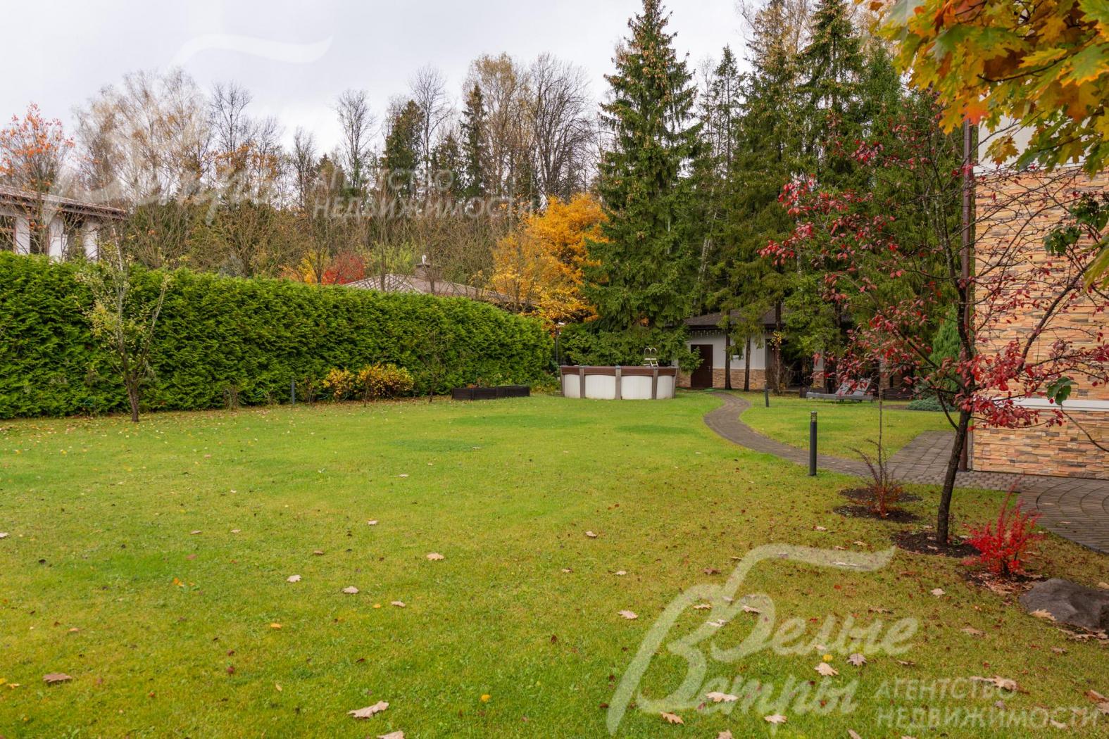 По периметру участка высажены туи, создающие естественную зелёную ограду