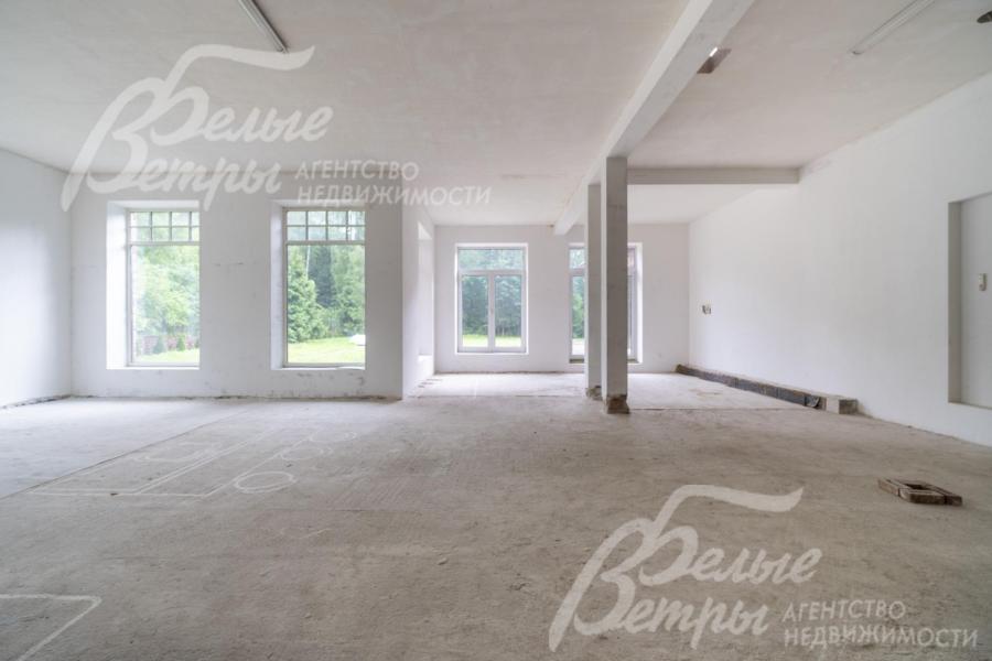 В главном доме большая площадь остекления, в том числе панорамное остекление на 1-м этаже