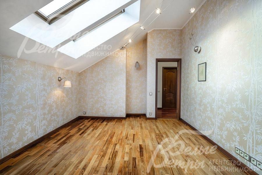 Спальня с мансардными окнами