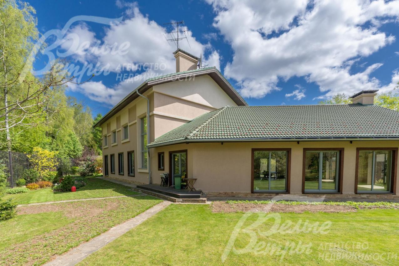 Отделка фасада: камешковая штукатурка Baumit (Австрия), цоколь - натуральный камень