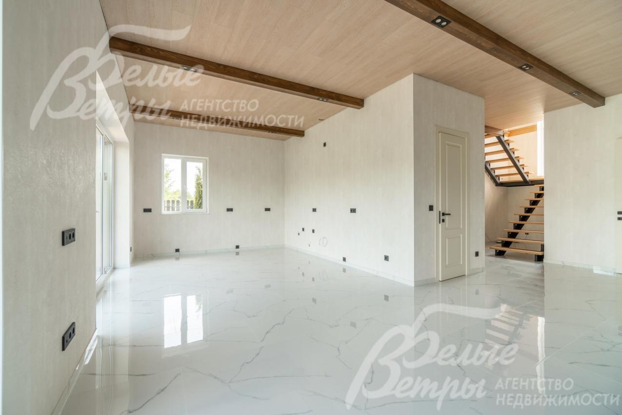 Потолки отделаны ламинатом с фальшбалками и встроенной подсветкой