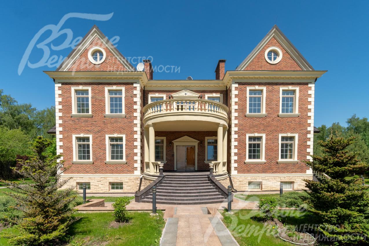 Комплекс строений общей площадью 1700 кв.м в строго охраняемом коттеджном поселке Президент