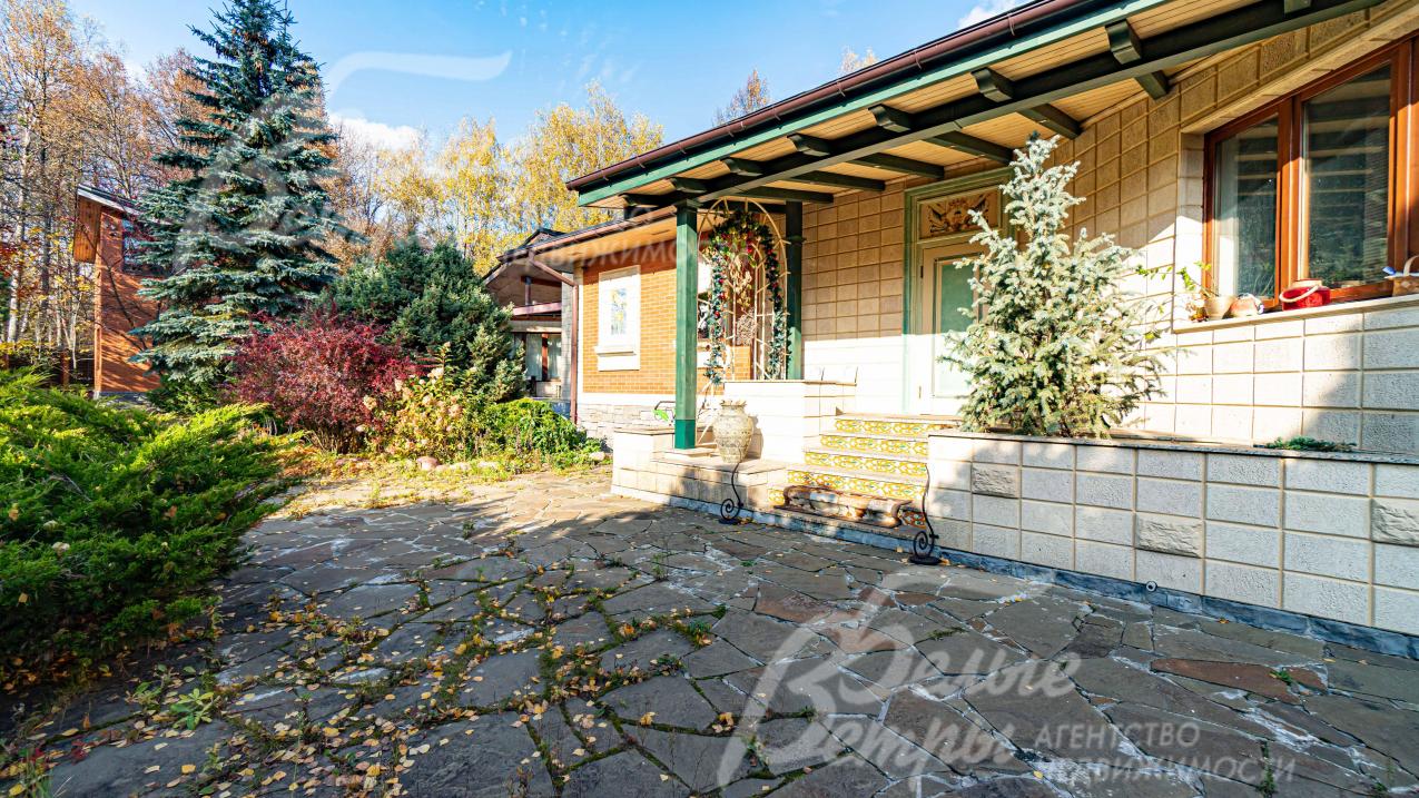 Крыльцо одной из двух частей дома