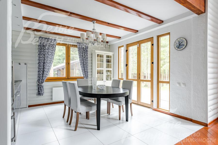 Кухня-столовая с обеденной группой на 6 персон и выходом на террасу