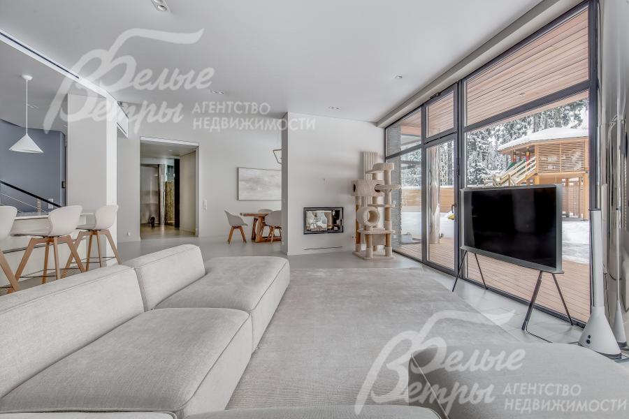 Гостиная с панорамным остеклением с видом на участок