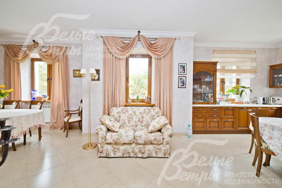 Кухня, объединенная со столовой, площадью 36 кв.м с выходом на терассу