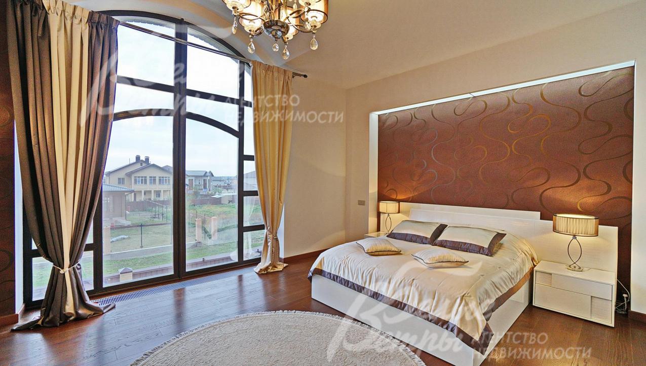 Главная спальня 34 кв.м с санузлом 7 кв.м на втором этаже