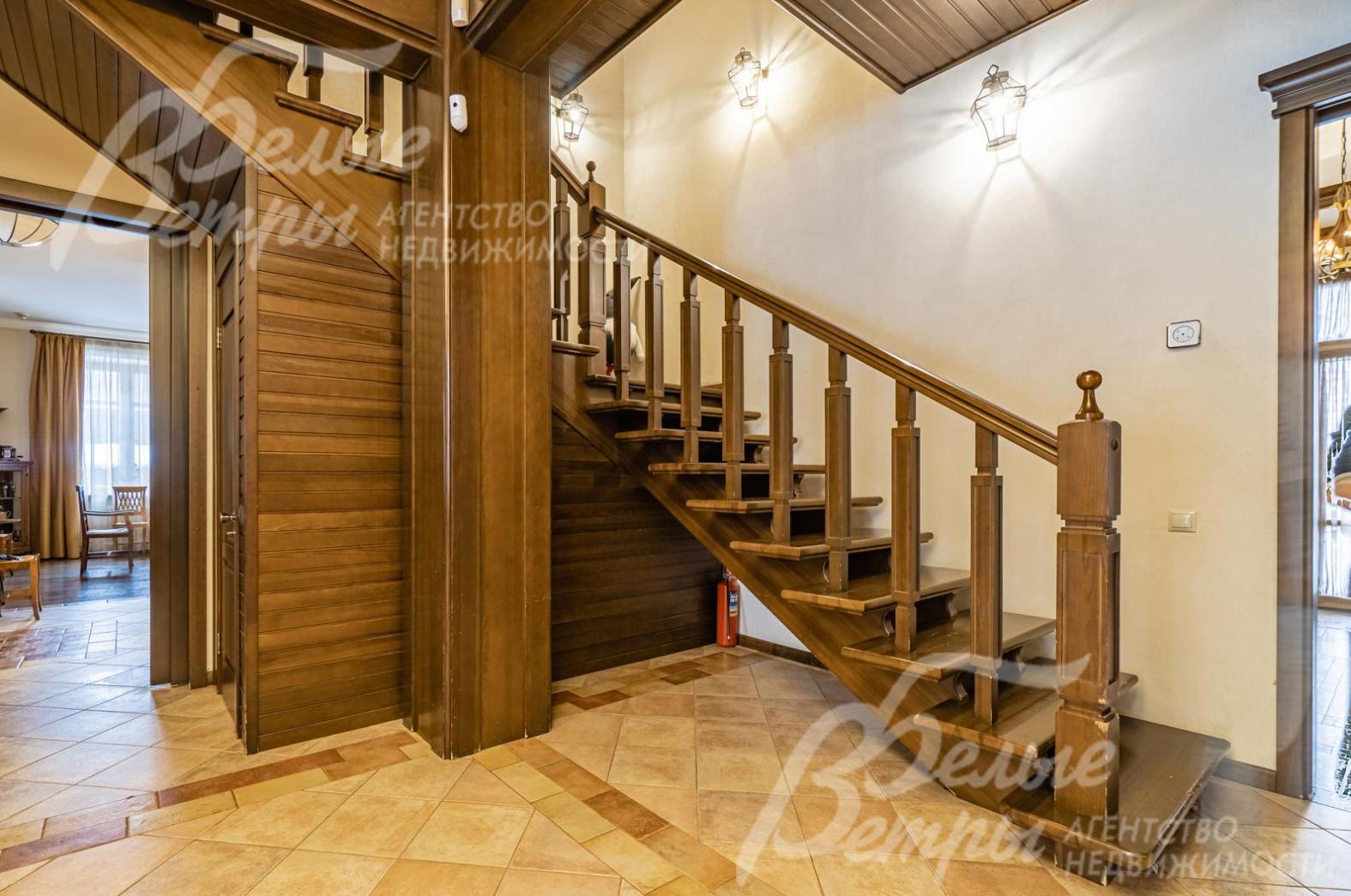 Широкая лестница из массива сосны