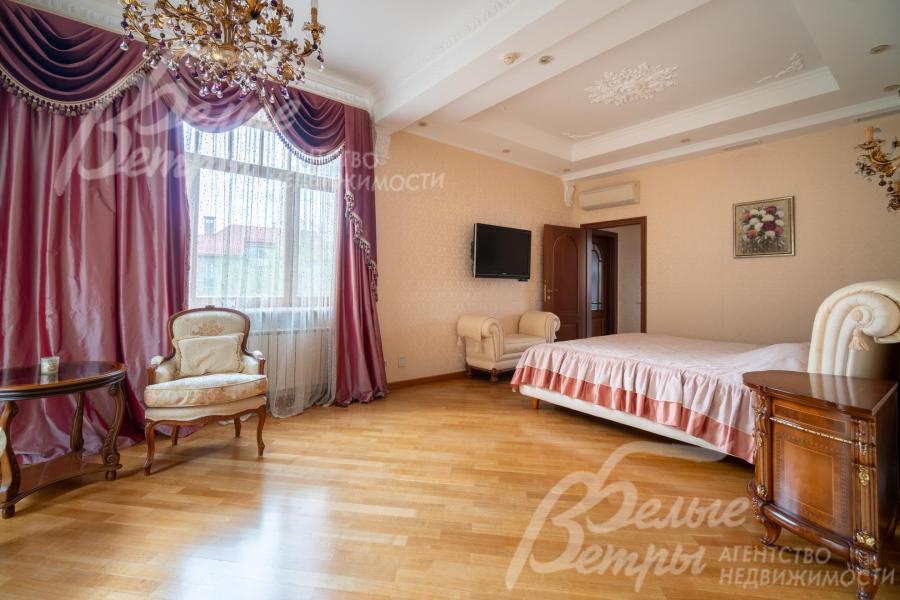 При мастер-спальне - просторный санузел и гардеробная