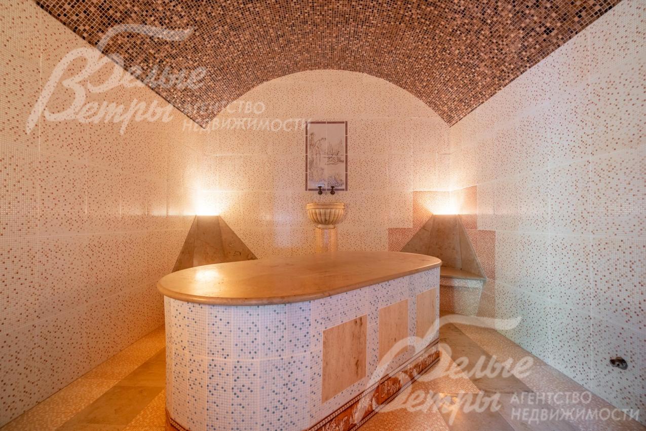 Рядом с зоной бассейна - турецкий хамам с лежаком из нескользящего мрамора и 4-я креслами