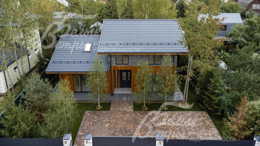 Участок расположен в середине поселка