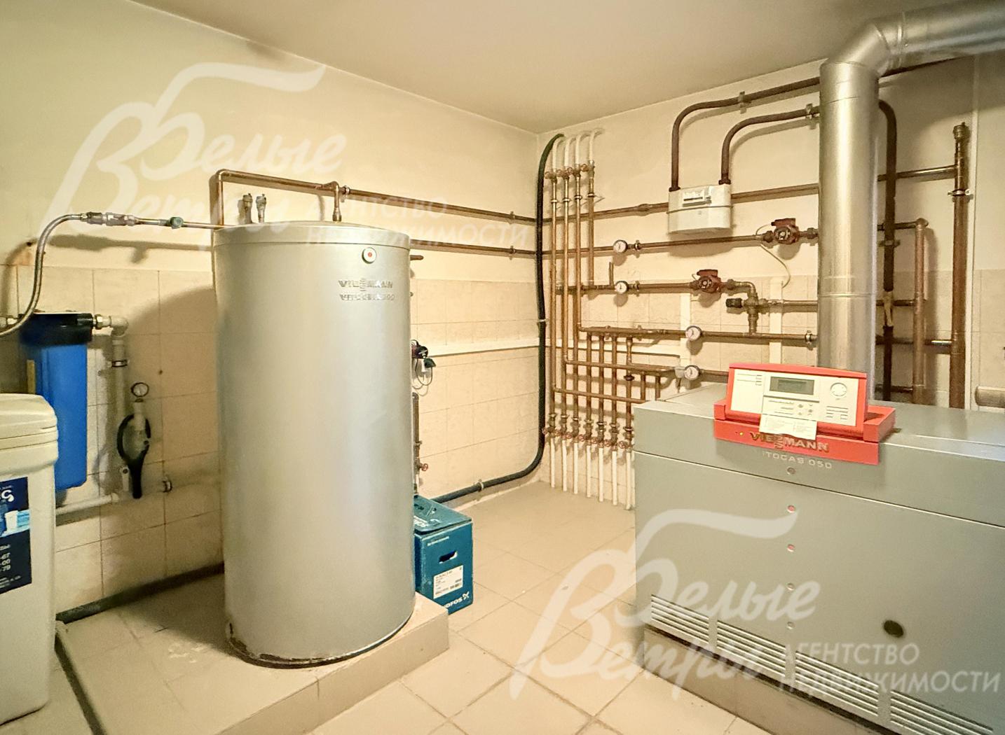 Система отопления оснащена напольным газовым котлом VIESSMANN VITOGAS 100‑F GS1D с блоком управления