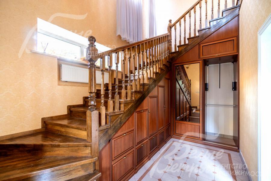 Удобный лестничный марш с дубовыми ступенями и перилами.