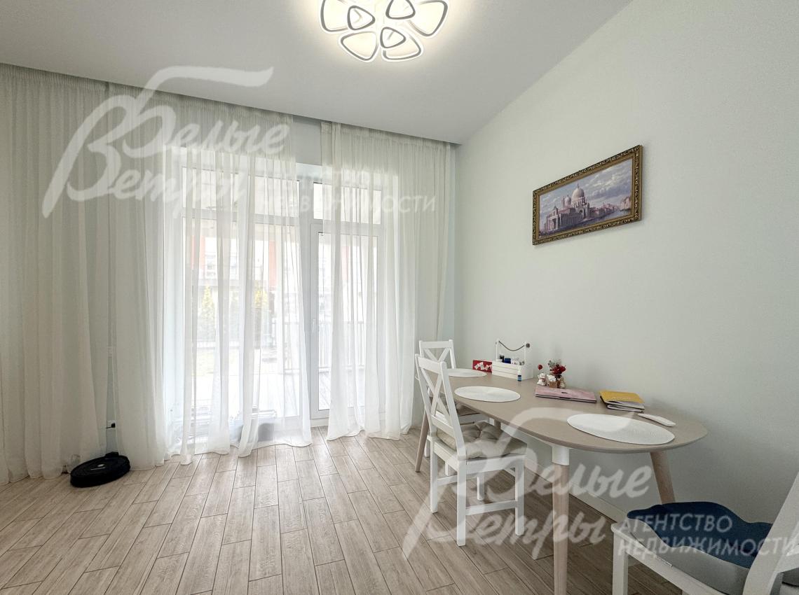 В зоне кухни установлен обеденный стол производства SKDESIGN