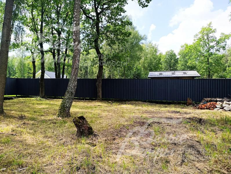 Ограждение участка выполнено из металлического профиля, установленного на металлические столбы