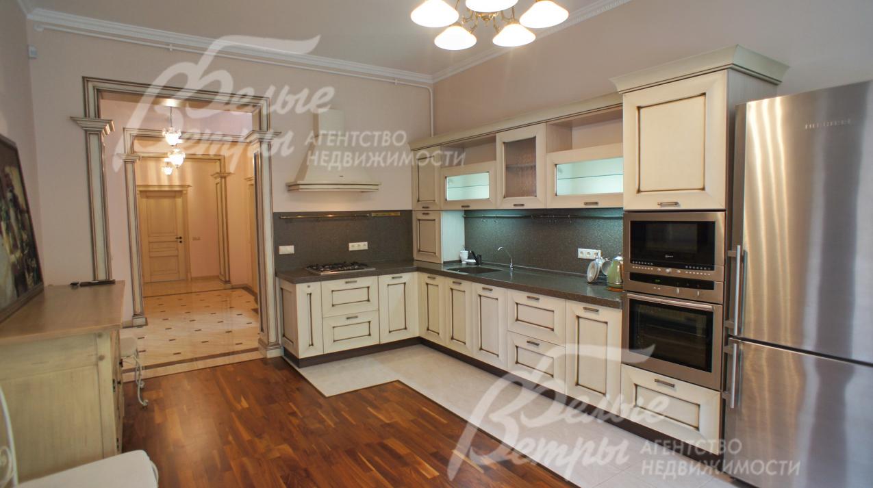 Из кухни есть выход на террасу и участок