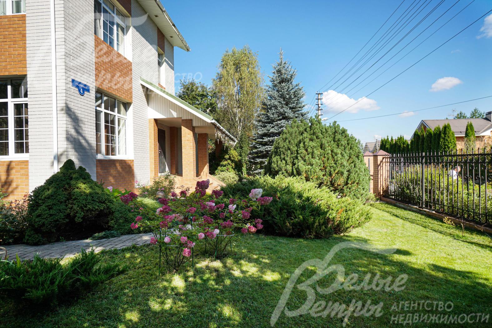 На участке 15 соток выполнен впечатляющий ландшафтный дизайн со взрослыми и плодовыми деревьями, кустарниками и цветами