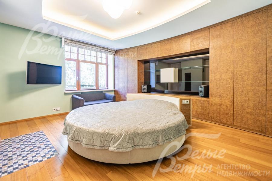 Главная спальня 27 кв.м с деревянными панелями из натурального ореха 