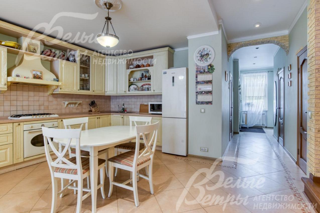 Кухня укомплектована бытовой техникой: холодильником, духовым шкафом, микроволновой печью, вытяжкой и другой