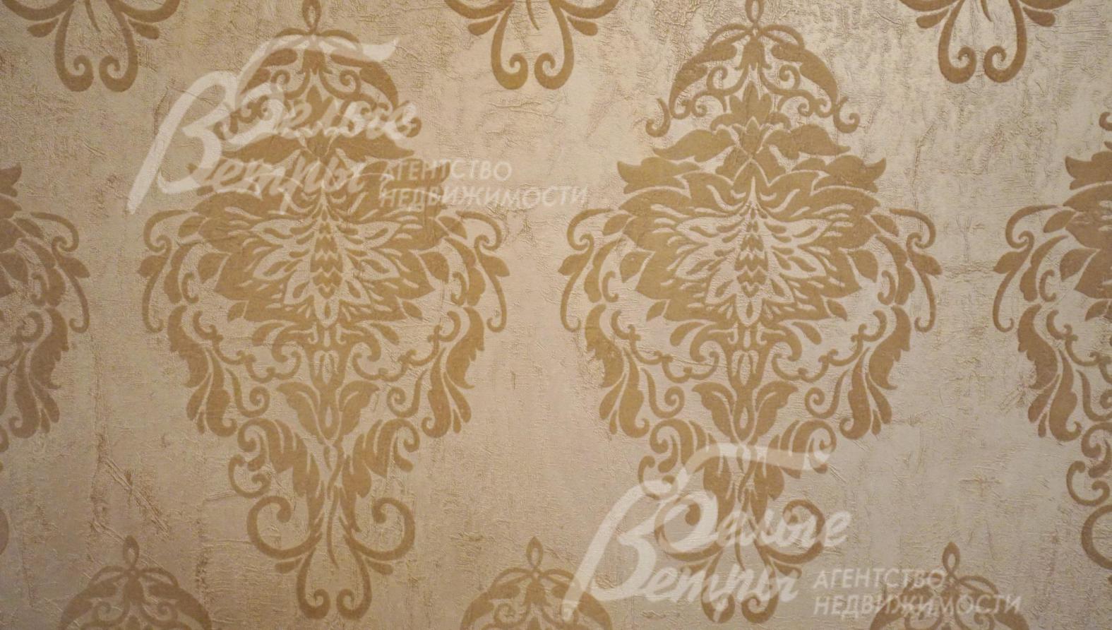 На стенах дорогие английские обои