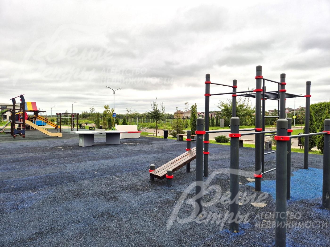 Детская площадка в поселке.